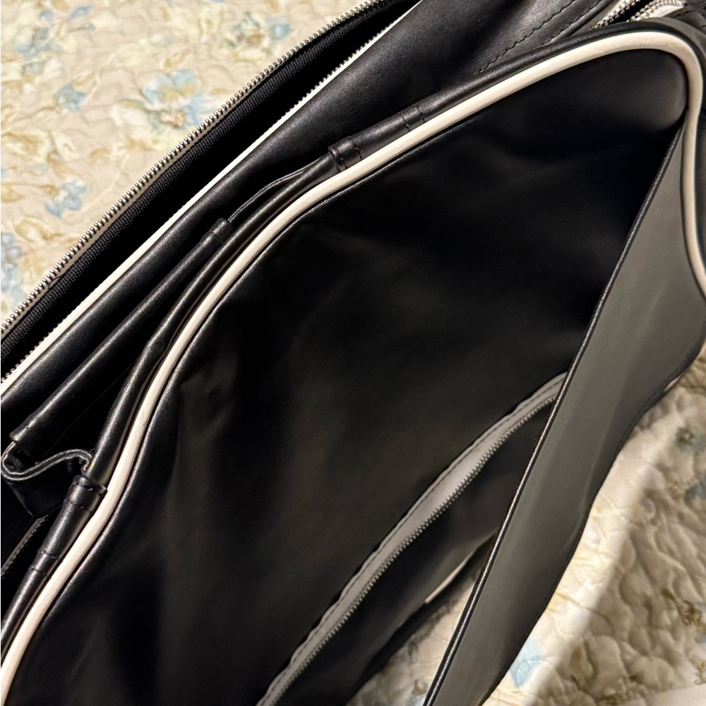 Foo Fighters Black Messenger Bag with Magazine included - Picture 8 of 9